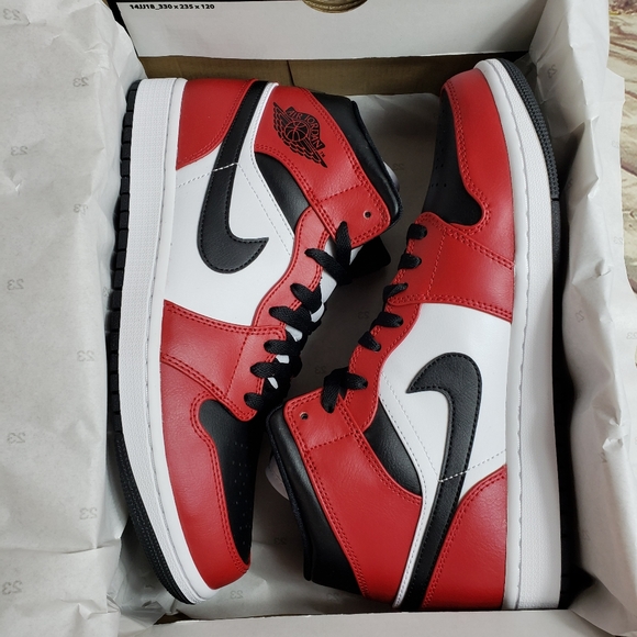 Nike Air Jordan 1 Mid Chicago Black Toe 🆕️💥💥 - Picture 2 of 8